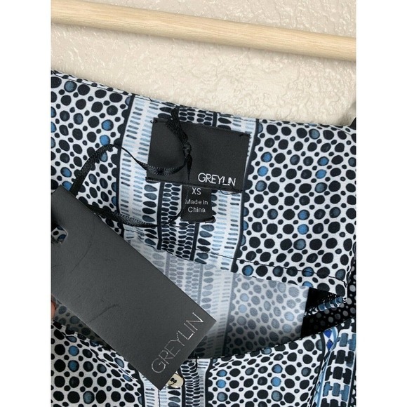 Greylin Keeley Cold Shoulder Button Front Crop Top - Picture 4 of 6